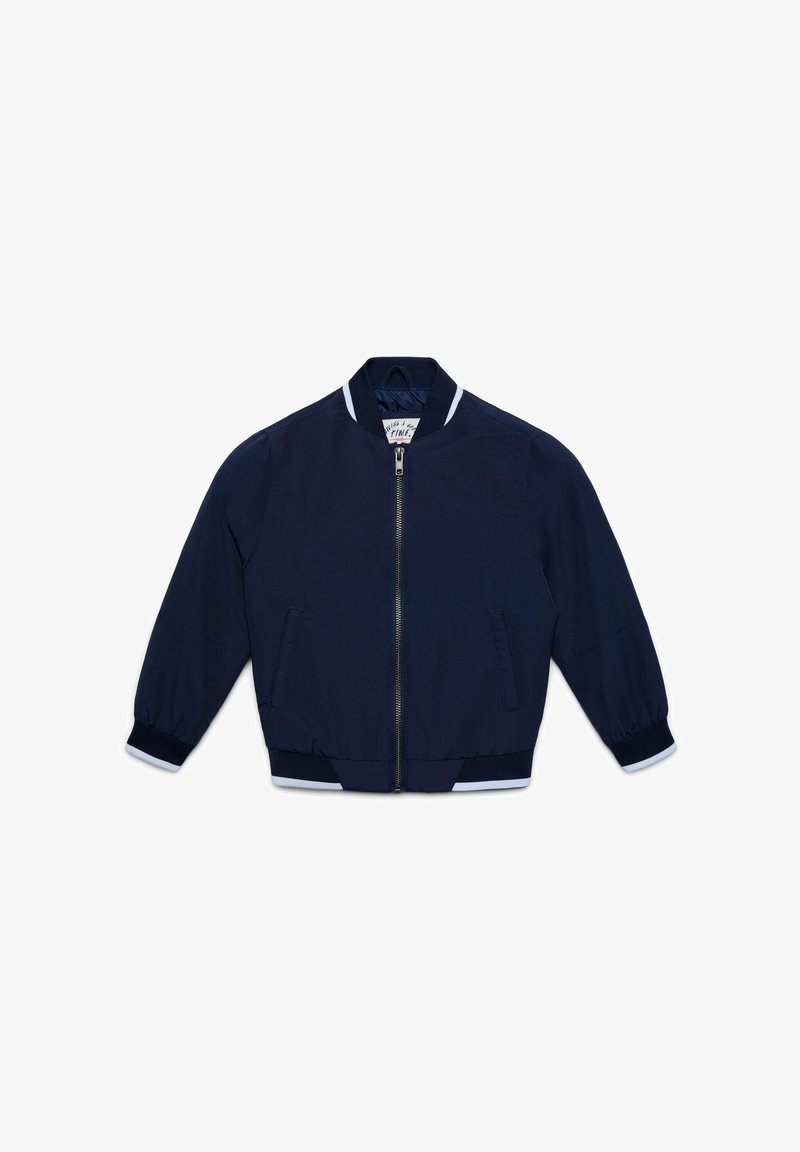 Giubbotto bomber blu navy con zip frontale, polsini a costine, fascia inferiore con rifinitura bianca e due tasche anteriori.