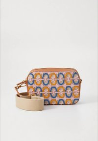 Rožinės tekstūruotos medžiagos krepšys su abstrakčiu geometriniu raštu mėlynos, oranžinės ir smėlio spalvos atspalviais. Užbaigtas ruda užtrauktuku ir smėlio spalvos dirželiu.