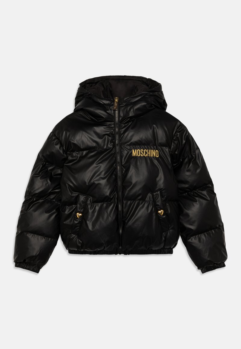 Svart pufferjakke med en skinnende, quiltet tekstur, som har hette, sentral glidelås og gull "Moschino"-logo på brystet. To sidelommer.