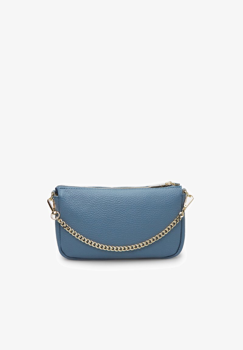 Modra usnjena torbica s teksturirano površino, z zlatim verižnim ročajem, zankastim zapiranjem in ozko pravokotno obliko.