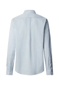 Camisa de manga larga para hombre con un patrón a rayas en azul y blanco, cuello clásico y puños de botón. La tela tiene una textura suave.