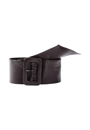 Ceinture large en cuir noir avec une grande boucle rectangulaire, posée à plat et pliée sur un fond blanc.