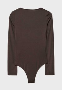 Donkerbruine longsleeve bodysuit met een ronde halslijn en hoge beenopeningen, plat weergegeven.