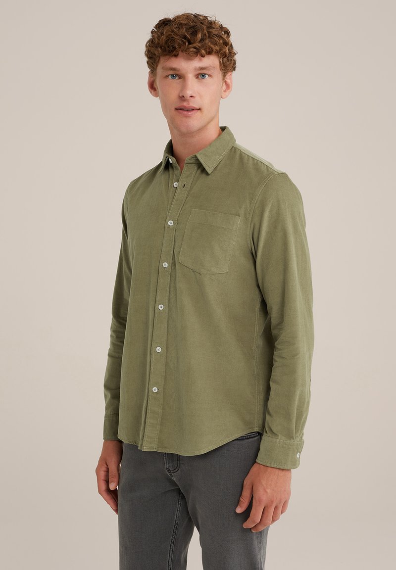Camicia in corda verde oliva con colletto a punta, tasca frontale e bottoni argentati. Maniche lunghe con polsini abbottonati e finitura texturizzata.