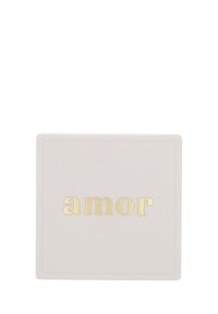 Kvadratisk keramikfat i ljusbeige med en glänsande yta; ordet "amor" präglat i blanka guld bokstäver; enkel, modern design.
