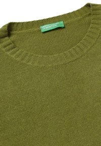 Olivgrüner, gestrickter Pullover mit geripptem Rundhalsausschnitt, versehen mit einem Etikett "UNITED COLORS OF BENETTON". Strukturierte, weiche Oberfläche.