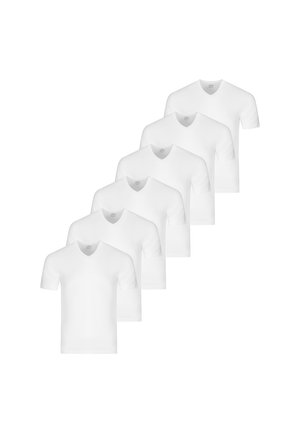 Cinq t-shirts blancs unis à manches courtes et col en V, disposés en ligne diagonale sur un fond blanc.