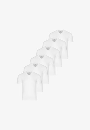 Fem ensfarvede hvide T-shirts med korte ærmer og V-hals, arrangeret i en diagonal linje på en hvid baggrund.