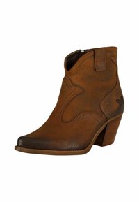 Bota de cuero marrón hasta el tobillo con punta afilada, costuras de estilo western y tacón apilado. Cuenta con una cremallera lateral para facilitar su uso.