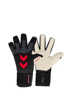 Par de guantes de portero en blanco y negro con detalles en forma de chevron rojos, dedos texturizados, correas ajustables en la muñeca y el texto "Hyper Grip".