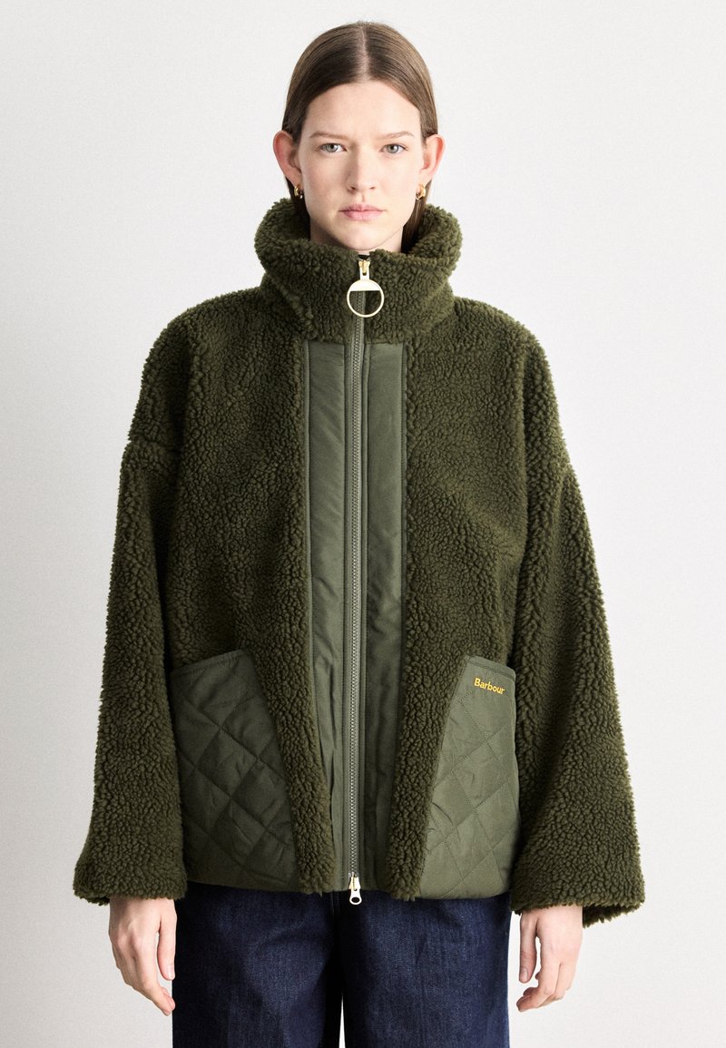 Olivekrooni rohelise tooniga jope, valmistatud pehmest fliisist, millel on kõrge krae, eesmine tõmblukk ja tikitud taskud. Omadused hõlmavad kuldseid riistvara detaile ja brändingut.