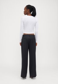 Gina Tricot Petite WIDE LEG TROUSERS - Calças - black