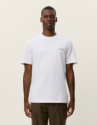 Λευκό βαμβακερό t-shirt με μικρό μαύρο λογότυπο "Les Deux" στο στήθος, κοντά μανίκια και άνετη εφαρμογή.