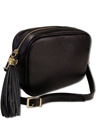 Zwarte leren crossbodytas met een gestructureerde afwerking, rechthoekige vorm, gouden hardware en een decoratieve kwast bevestigd aan de rits.