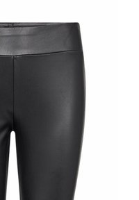 Zwarte neplederen leggings met een gladde textuur, hoge tailleband en een aansluitende pasvorm, ontworpen voor een slanke uitstraling.