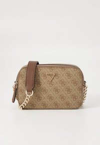 Brūna rakstaina plecu soma ar ādas siksnu un ķēdes akcentu. Aprīkota ar logotipa plāksnīti un rāvējslēdzēja aizdari, taisnstūra formā.