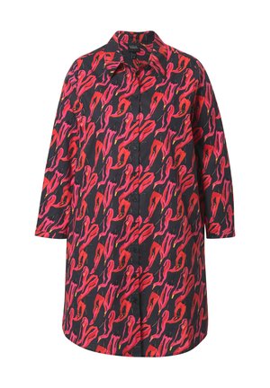 Farverig skjorte med knaplukning og sort baggrund med røde og lyserøde abstrakte mønstre, lange ærmer og spids krave.