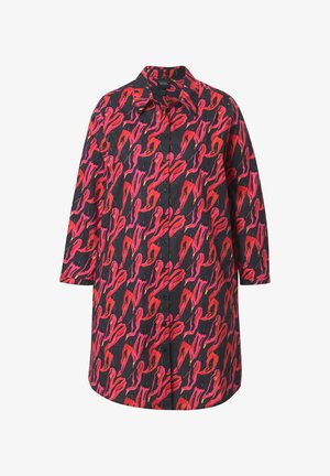 Kleurige overhemden met een zwarte basis voorzien van rode en roze abstracte patronen, lange mouwen en een puntige kraag.