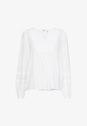 Blouse blanche à manches longues avec un col en V, en tissu texturé, corsage froncé et rayures horizontales subtiles sur les manches.