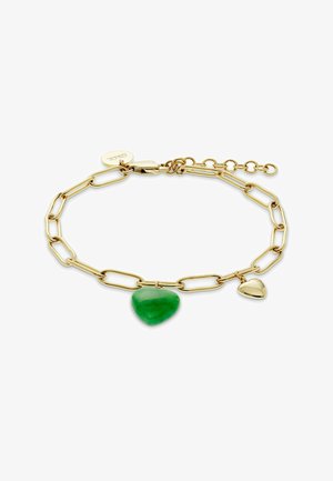 Bracelet chaîne en or avec des maillons rectangulaires, orné d'un pendentif en forme de cœur vert et d'un petit pendentif en forme de cœur en or.