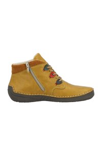 Bottine en cuir jaune à la cheville avec un col orange côtelé, fermeture éclair latérale et lacets multicolores. Présente des détails cousus et une semelle en caoutchouc.