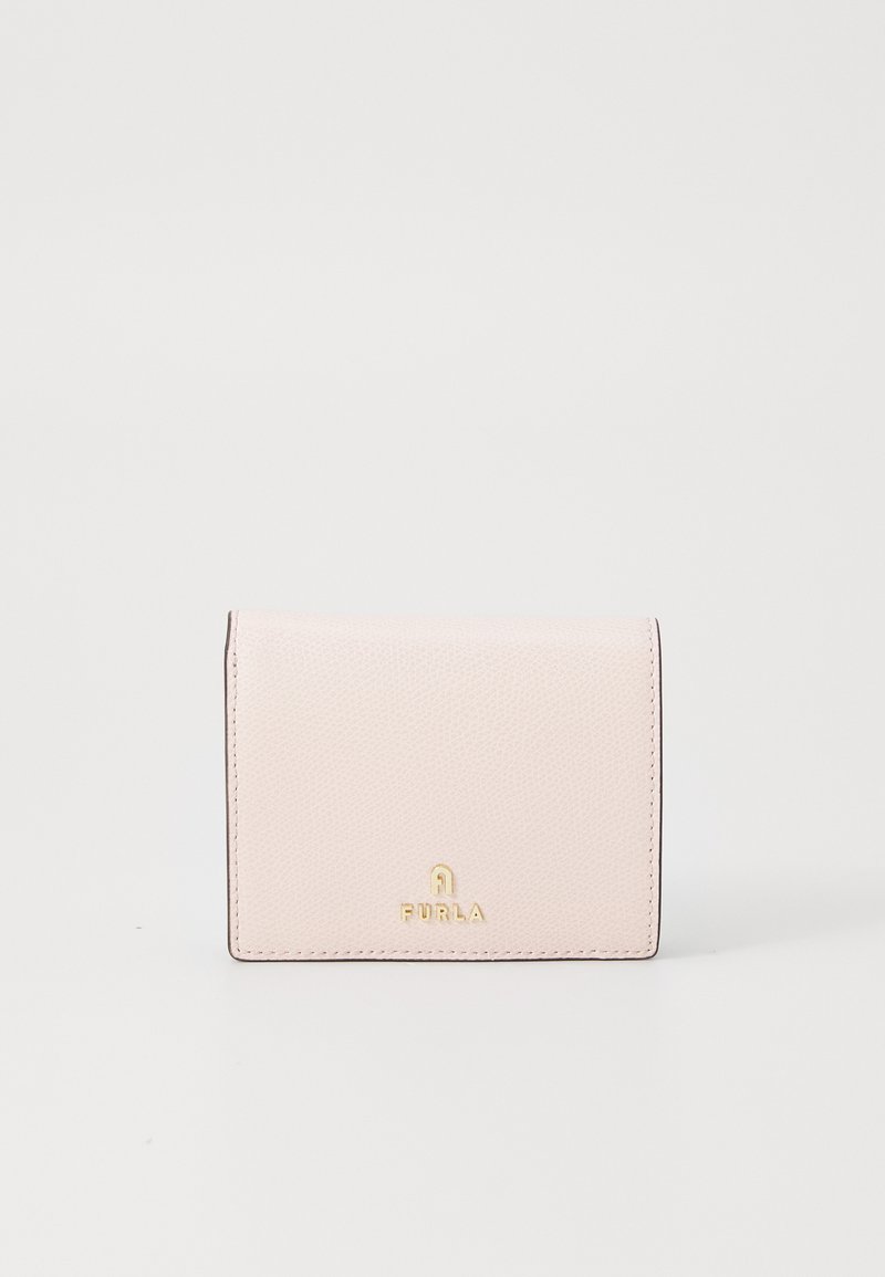 Jasnoróżowy skórzany portfel o teksturowanym wykończeniu, z złotym emblematem logo i kompaktowym prostokątnym kształtem.