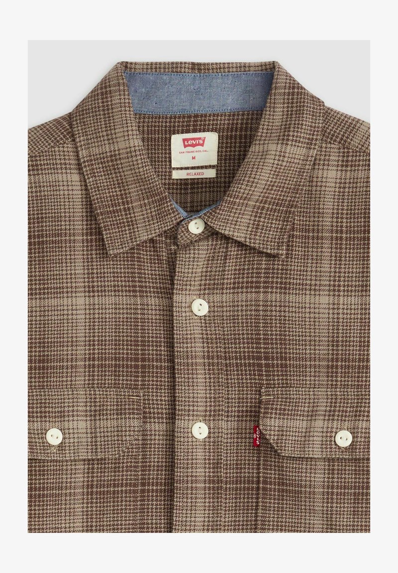 Braun-beiges kariertes Hemd mit Knöpfen, Kragen, zwei Brusttaschen, weißen Knöpfen und einem Levi's Markenetikett innen am Kragen.