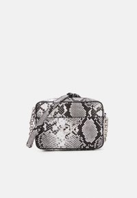 Černobílá kabelka přes rameno se vzorem hadí kůže, obdélníkového tvaru, s texturovaným povrchem, stříbrným kováním a řetízkem jako popruhem.