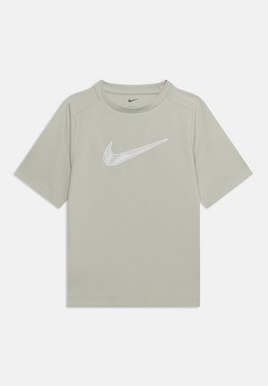 Lichtgrijs sport-T-shirt met korte mouwen, voorzien van een witte Nike swoosh-logo met contourlijnen op de borst en een ronde hals.