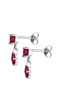 Rote Edelstein-Hängeohrringe mit silbernen Metallfassungen, ausgestattet mit einem Marquiseschliff und einem einfachen Stecker-Design.
