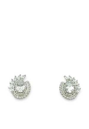 Paire de boucles d'oreilles ton argent avec de grands cristaux ovales centraux entourés de petites pierres claires rondes et en forme de marquise dans un design tourbillonnant.