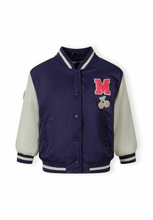 Granatowa kurtka varsity z białymi rękawami, paskowanym kołnierzem i mankietami, zapięciem na guziki, czerwonym naszywką "M" i haftem wiśni na piersi.