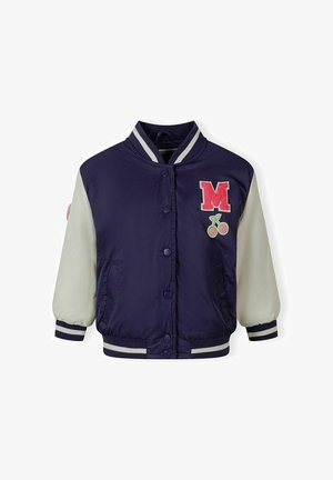 Veste universitaire bleu marine avec manches blanches, col et poignets rayés, fermeture à boutons, écusson rouge "M" et broderie de cerise sur la poitrine.
