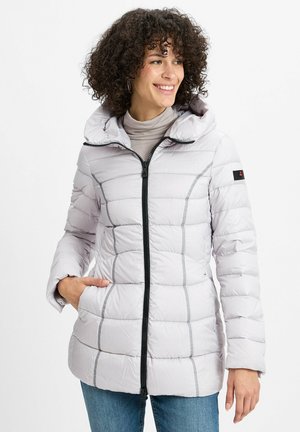 Hellgraue Steppjacke mit Kapuze, Reißverschluss vorne und seitlichen Taschen, mit horizontalen Steppnähten und kontrastierenden schwarzen Nähten.