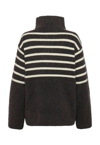 Pull en marron foncé avec des rayures blanches horizontales, col haut, coupe décontractée et tissu tricoté texturé. Pas de matériel ou d'accents visibles.