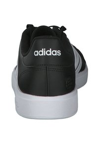 Zwart-witte Adidas sneakers met een strak ontwerp, soepel leren materiaal en een rubberen zool met branding op de hiel.