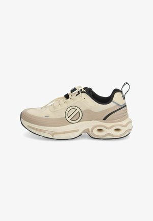 Beige sportieve schoen met een gestructureerde bovenkant, zwarte accenten, een opvallend cirkelvormig logo en een dikke, gewatteerde zool met holle secties.