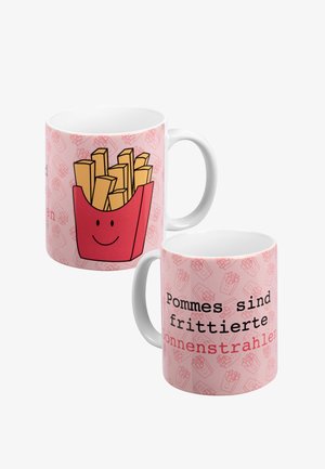 Weißer Keramikbecher mit einem roten Pommes Frites Behälter-Grafik auf der einen Seite und Text auf der gegenüberliegenden Seite vor einem rosa Hintergrund mit Pommes-Muster.