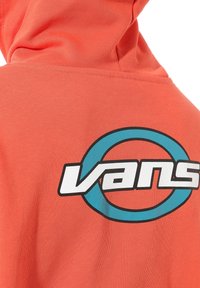 Felpa color corallo con vestibilità rilassata, caratterizzata da un grande cerchio blu e dalla scritta "vans" in bianco sul retro. Tessuto morbido e texturizzato.