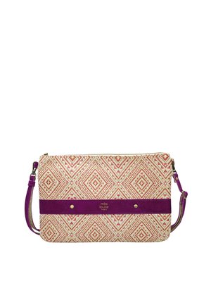 Sac à main rectangulaire avec un motif losange rouge et beige, une bande horizontale violette ornée de clous dorés, et une sangle violette amovible, étiqueté "mila louise".