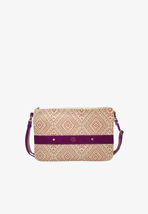 Sac à main rectangulaire avec un motif losange rouge et beige, une bande horizontale violette ornée de clous dorés, et une sangle violette amovible, étiqueté "mila louise".