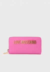 Ροζ πορτοφόλι με ανάγλυφο λογότυπο "LOVE MOSCHINO" σε χρυσό. Λεπτό υλικό, κλείσιμο με φερμουάρ, ορθογώνιο σχήμα και στρογγυλεμένες άκρες.