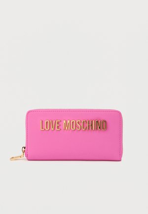Ροζ πορτοφόλι με ανάγλυφο λογότυπο "LOVE MOSCHINO" σε χρυσό. Λεπτό υλικό, κλείσιμο με φερμουάρ, ορθογώνιο σχήμα και στρογγυλεμένες άκρες.