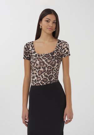 Bodycon in stampa leopardo con scollatura quadrata e maniche corte, abbinato a una gonna nera aderente. Tessuto morbido e elasticizzato.