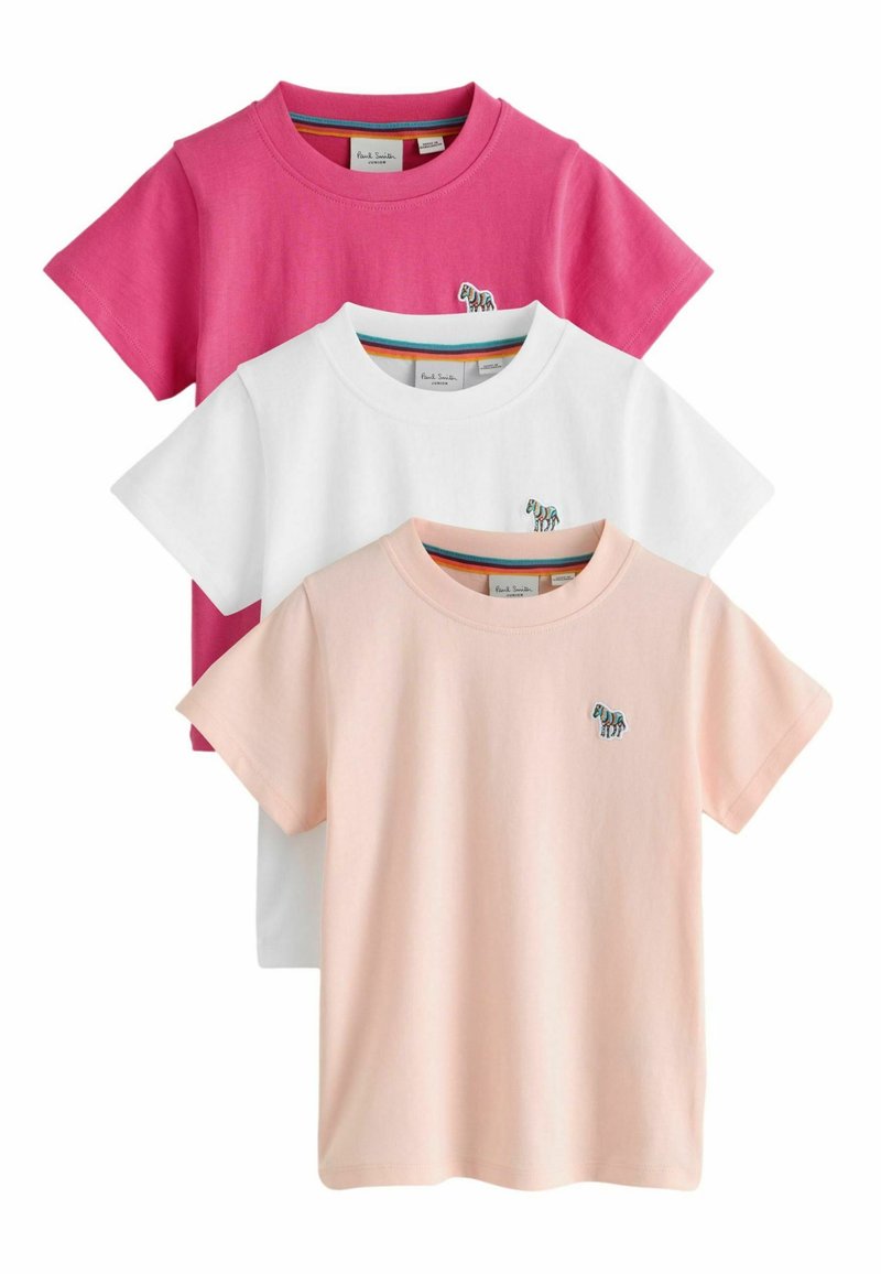 Tre magliette per bambini a maniche corte con scollo tondo, nei colori rosa, bianco e pesca chiaro, ciascuna con una piccola toppa colorata a forma di zebra sul petto.
