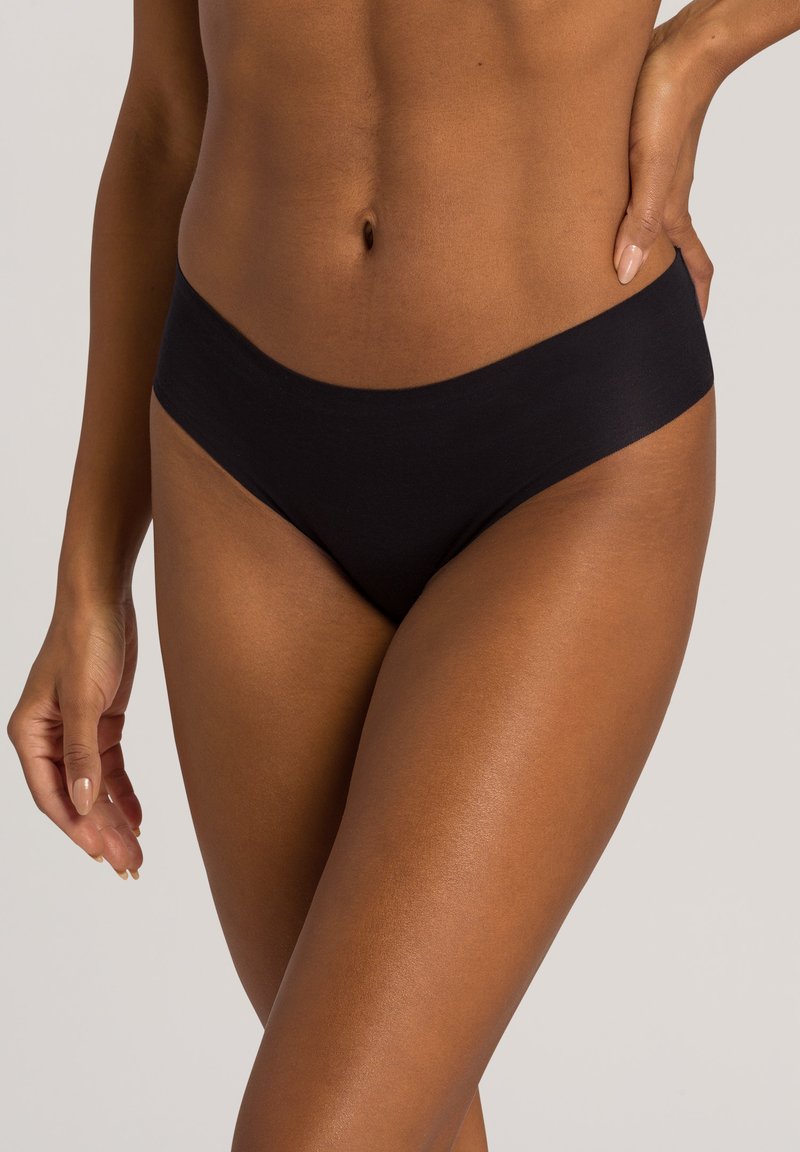 Schwarz aus Baumwolle, Bikini-Unterwäsche mit einem glatten, nahtlosen Design und einem weichen, flexiblen Bund. Leichtes Material und minimale Abdeckung.