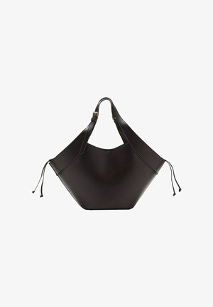 Bolso de mano de cuero negro con base ancha, forma triangular, correa ajustable y detalles con cordón en ambos lados.