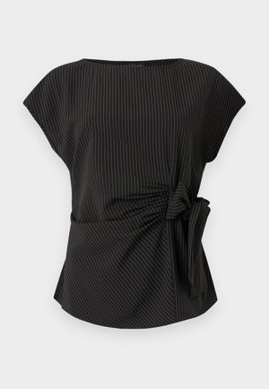 Juoda trumpomis rankovėmis palaidinė su plonomis baltomis vertikaliomis dryžėmis ir šonine raišteliu, kuris sukuria suraukimo efektą liemens srityje.