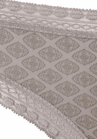 Ropa interior beige con encaje, que presenta un patrón de diamantes, una textura suave y un detallado en el borde en un color gris claro.