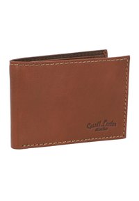 Brązowy skórzany portfel o teksturowanym wykończeniu, przeszywanych brzegach i wytłoczonym logo "Gusti Leder studio". Kompaktowy, prostokątny kształt.